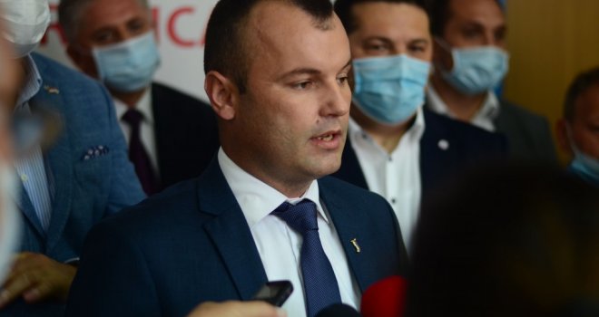 Načelnik Srebrenice Mladen Grujičić prijetio novinaru: “Je**** ti milu…”