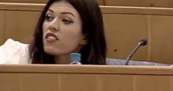 Kad Sanja Vulić razgleda po sudnici: Šta radi plavuša sa dubokim šlicem do prepone, ko je ćelavi policajac koji je zalegao u stolicu…