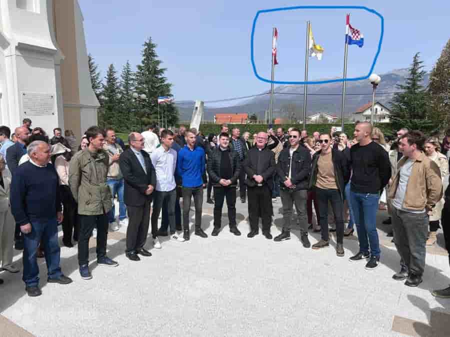 CHRISTIAN SCHMIDT U POTOCIMA KOD MOSTARA PROSLAVIO USKRS: Nisu mu zasmetale zastave Herceg Bosne, okačene iznad kuća…