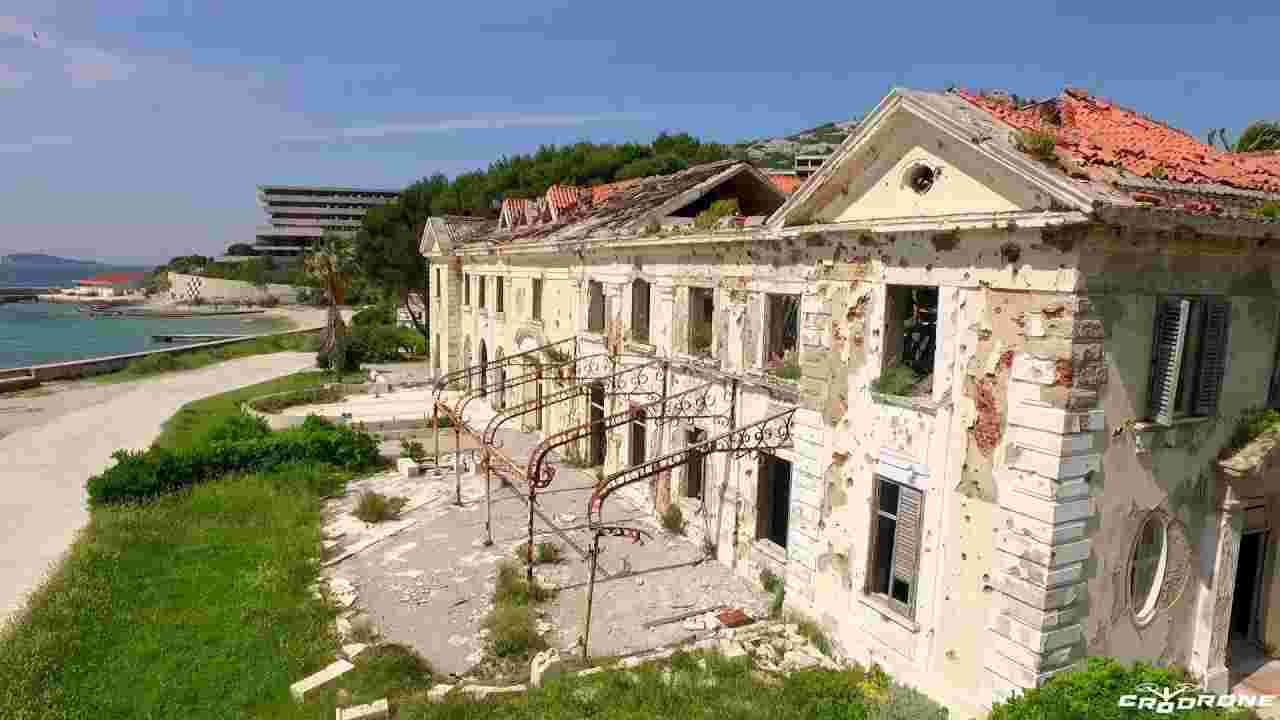 Svi pričaju o bivšem odmaralištu za vojnu elitu JNA na Jadranu. YouTuber objavio kako je preživio 7 dana u napuštenom gradu