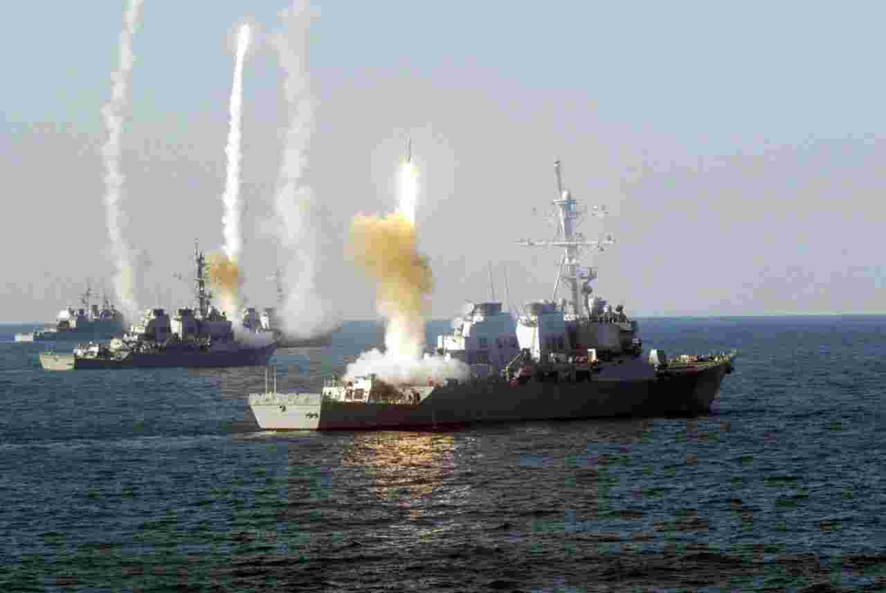 Huti napali dva broda povezana s Izraelom, gađali i dva američka razarača