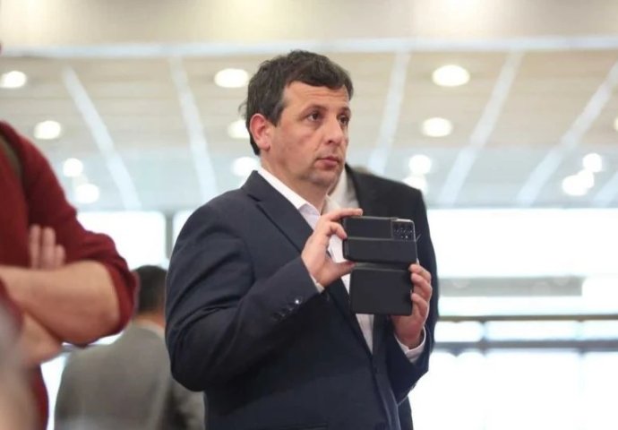 NEBOJŠU VUKANOVIĆA PONIJELE EMOCIJE U ISTOČNOM SARAJEVU: “Dodik je ludak, bitno je da kada konj pada ne udari nekog nogom dok…”