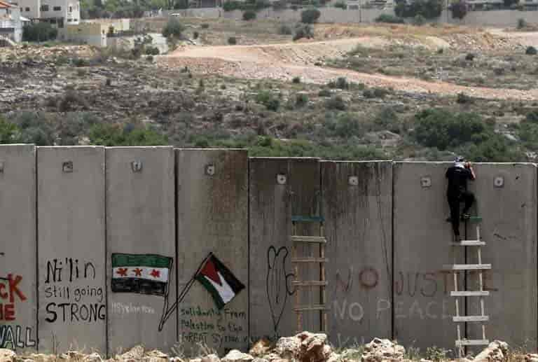 Palestinci sa Zapadne obale krenuli rušiti zid razdvajanja koji su postavili Izraelci…