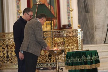 Vučić i Dodik se molili Bogu u crkvi zbog Rezolucije o Srebrenici 🙄