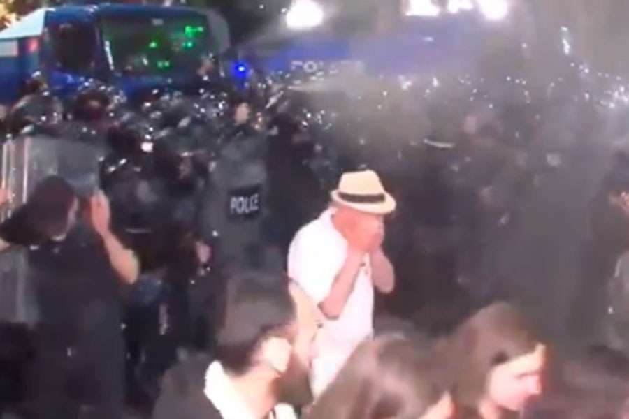 HAOS NA ISTOKU EUROPE: Masovne demonstracije protiv “ruskog zakona” kojeg uvodi i Dodik, policija uzvratila pendrecima i suzavcem…