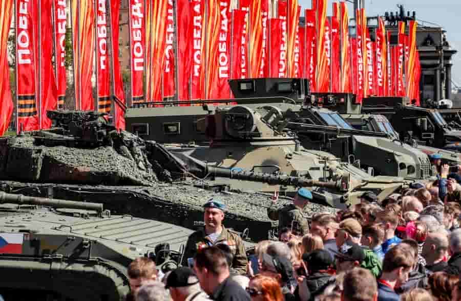 BIZARNA PUTINOVA POSTAVKA: Rusi izložili zapadne tenkove i vojnu opremu koju su zaplijenili od Ukrajinaca