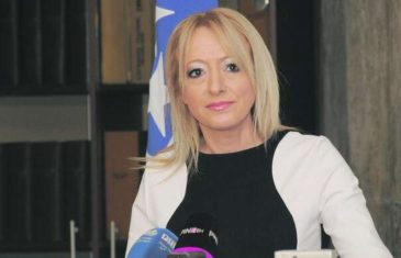 ALEKSANDRA PANDUREVIĆ UZBURKALA JAVNOST: “Nemamo za Viaduct, nemamo za povećanje boračkog dodatka, ali je važno da Nijemcima pokažemo zube”
