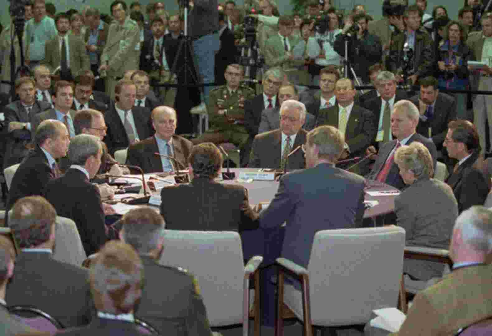 DUGA TAMNA NOĆ U ISTANBULU 1995. GODINE: Šta je Izetbegović rekao kad mu je prvi put pomenuta “Rs”