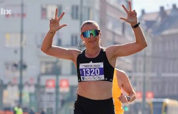 GEST KOJI JE ZASJENIO DANAŠNJE PORUKE: Srbijanska atletičarka usred Sarajeva digla tri prsta