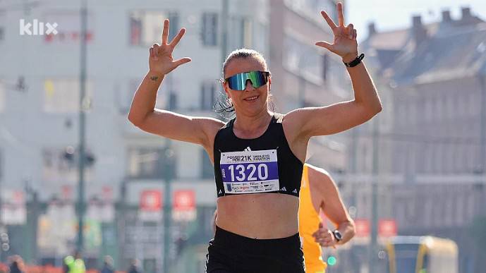 GEST KOJI JE ZASJENIO DANAŠNJE PORUKE: Srbijanska atletičarka usred Sarajeva digla tri prsta