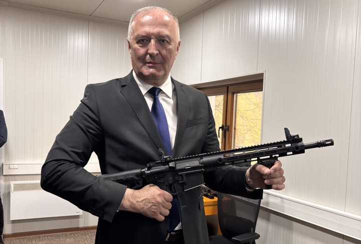 Šta kaže zakon i koje su procedure: Može li Zukan Helez prekinuti vojnu saradnju s Srbijom