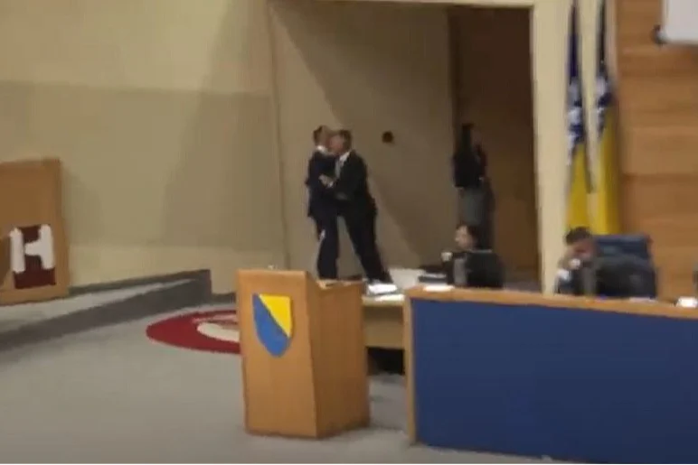 Zamalo tuča u bh. parlamentu: Ko je namjeravao ‘ukrstiti’ pesnice