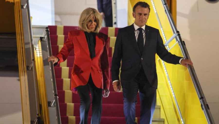 VIŠE NEMA (MA)RAME ZA PLAKANJE: Zašto Macron prvo sa suprugom ne ispegla bruku iz aviona u vlastitom domu, pa tek onda u svojoj…