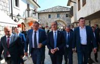 “BJEGUNAC” DODIK S MACUTOM PROŠETAO VIŠEGRADOM I PORUČIO: “Mi nismo bosanski Srbi, mi smo Srbi”