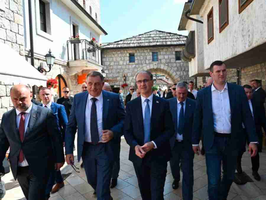 “BJEGUNAC” DODIK S MACUTOM PROŠETAO VIŠEGRADOM I PORUČIO: “Mi nismo bosanski Srbi, mi smo Srbi”
