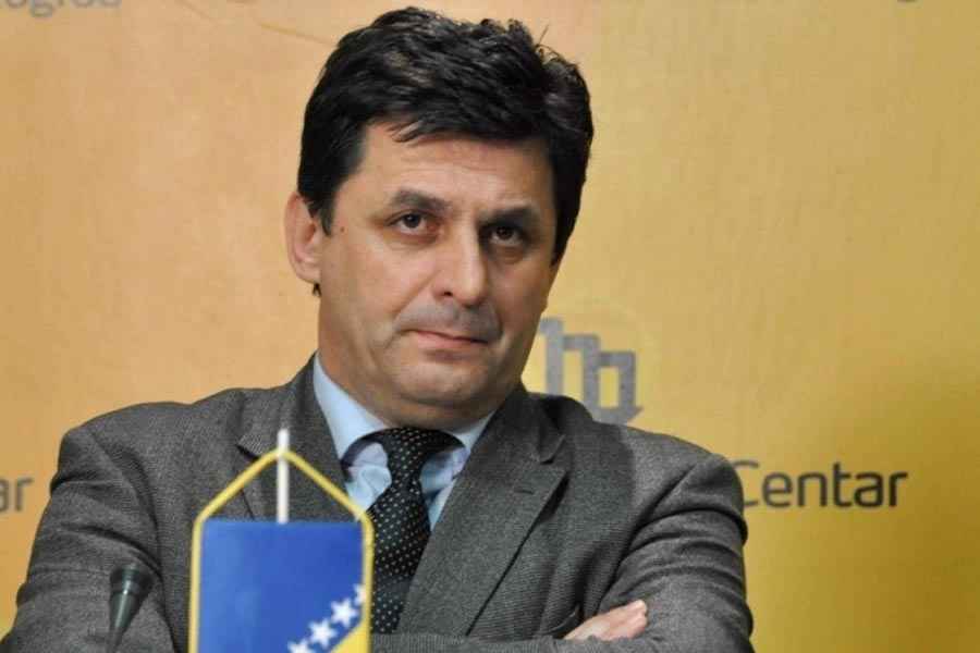 PROFESOR LAVIĆ O FALSIFICIRANJU I ZLOUPOTREBI BOSANSKOG IDENTITETA: “Instaliranje ideje o ‘tronarodnoj podjeli države BiH’ je proces kojim se u svijest ljudi upisuje “ideja” podjele kao nešto prihvatljivo…”