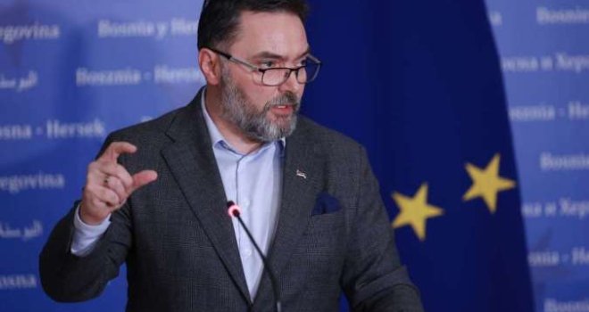 Košarac na sjednicu donio zamke za pacove, pa iznio žestoke optužbe: U Sarajevu se ilegalno proizvode…