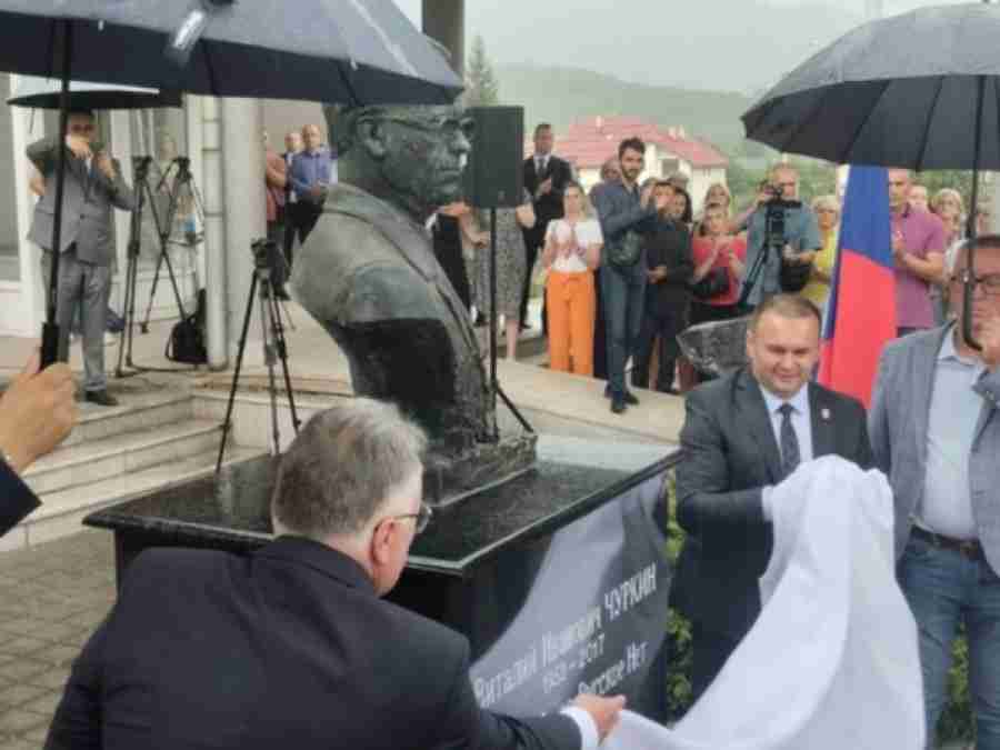 ULOŽIO VETO: U Istočnom Sarajevu postavljena bista ruskom ambasadoru koji je blokirao rezoluciju o genocidu u Srebrenici