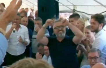 SKANDAL S DRUGE STRANE DRINE: Pogledajte šta je radio Aleksandar Vučić kad je krenula pjesma “Turkinja se pred džamijom klela”…