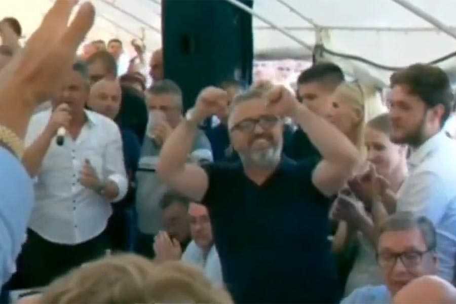 SKANDAL S DRUGE STRANE DRINE: Pogledajte šta je radio Aleksandar Vučić kad je krenula pjesma “Turkinja se pred džamijom klela”…