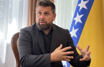 “ĆAMILE, PAZI SE…”: Gore društvene mreže nakon što je Duraković izbačen iz stana u Banjoj Luci…