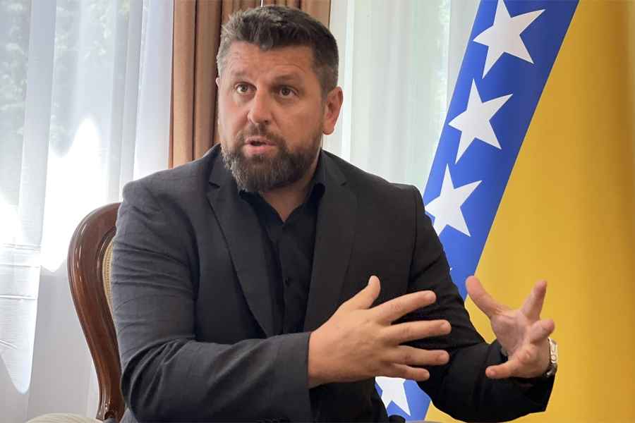 “ĆAMILE, PAZI SE…”: Gore društvene mreže nakon što je Duraković izbačen iz stana u Banjoj Luci…