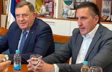 HUŠKA SE, HUŠKA: Dodikov jurišnik Nedeljko Elek crna metu na leđima direktora Službe za poslove sa strancima….