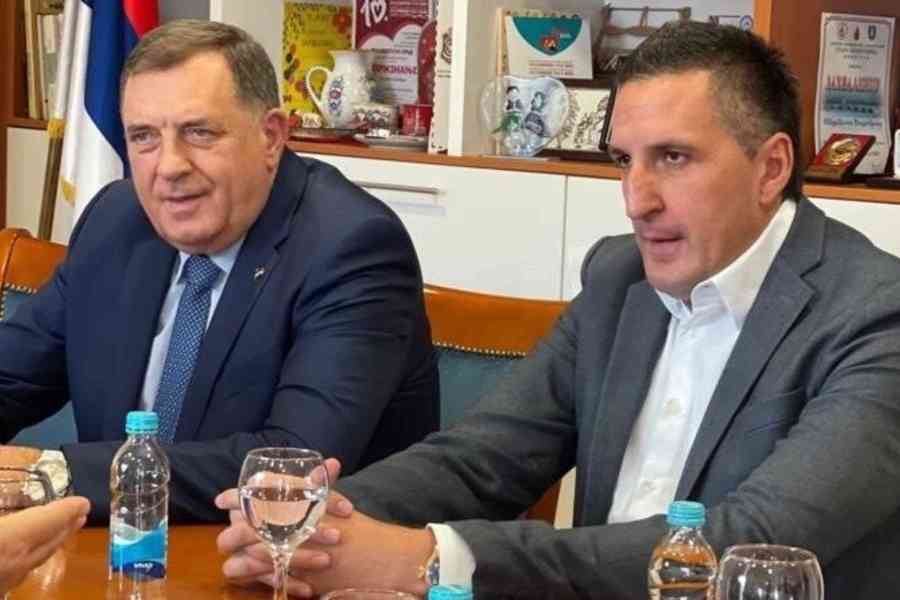 HUŠKA SE, HUŠKA: Dodikov jurišnik Nedeljko Elek crna metu na leđima direktora Službe za poslove sa strancima….