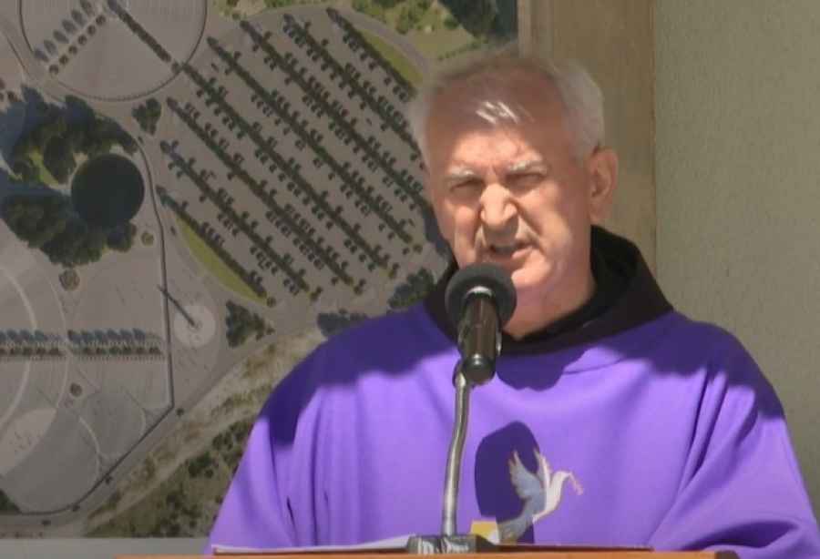 ČOVIĆEV FRATAR ZAGRMIO S OLTARA: ” Ma mi smo jedini narod gdje se slavi diktator i zločinac Tito”