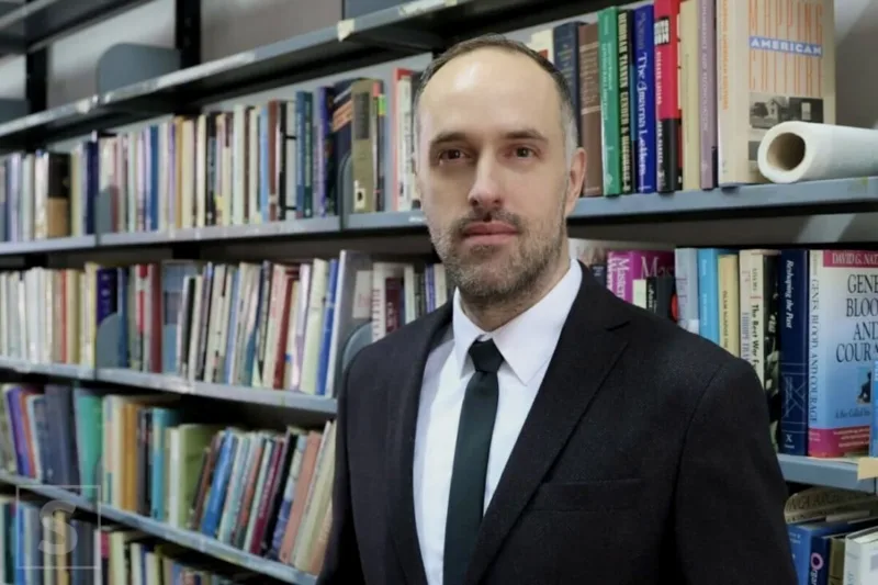 Jasmin Hasić za Raport: Bosanski jezik je u opasnosti da se svede na politički simbol, umjesto da se razvija kao funkcionalan, otvoren i samopouzdan